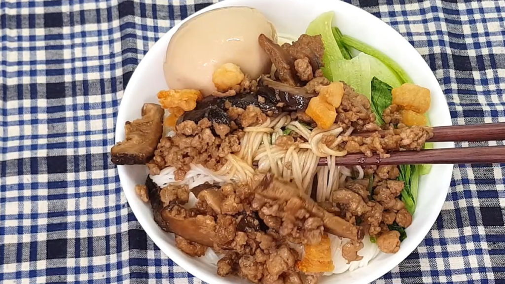 Bak Chor Mee: Braised Minced Meat with Mushroom Noodle